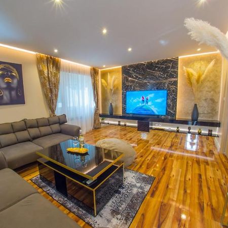 Luxury Apartment Black And Gold โมสตาร์ ภายนอก รูปภาพ