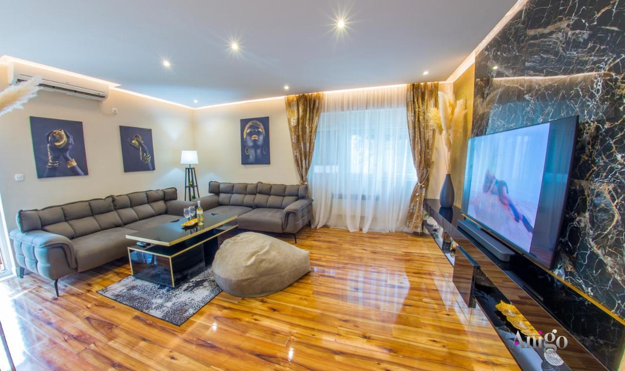 Luxury Apartment Black And Gold โมสตาร์ ภายนอก รูปภาพ