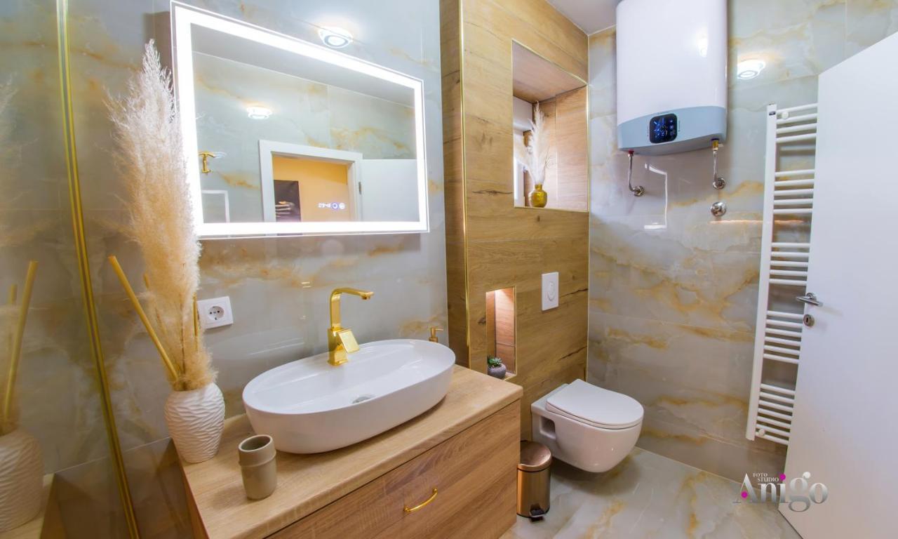 Luxury Apartment Black And Gold โมสตาร์ ภายนอก รูปภาพ