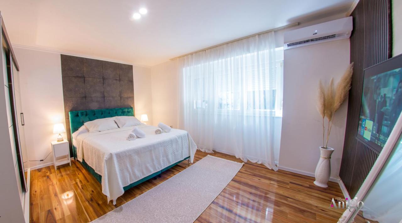 Luxury Apartment Black And Gold โมสตาร์ ภายนอก รูปภาพ