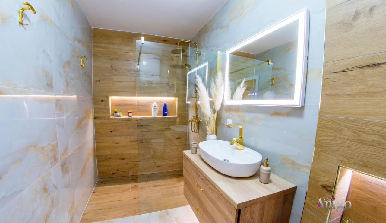 Luxury Apartment Black And Gold โมสตาร์ ภายนอก รูปภาพ