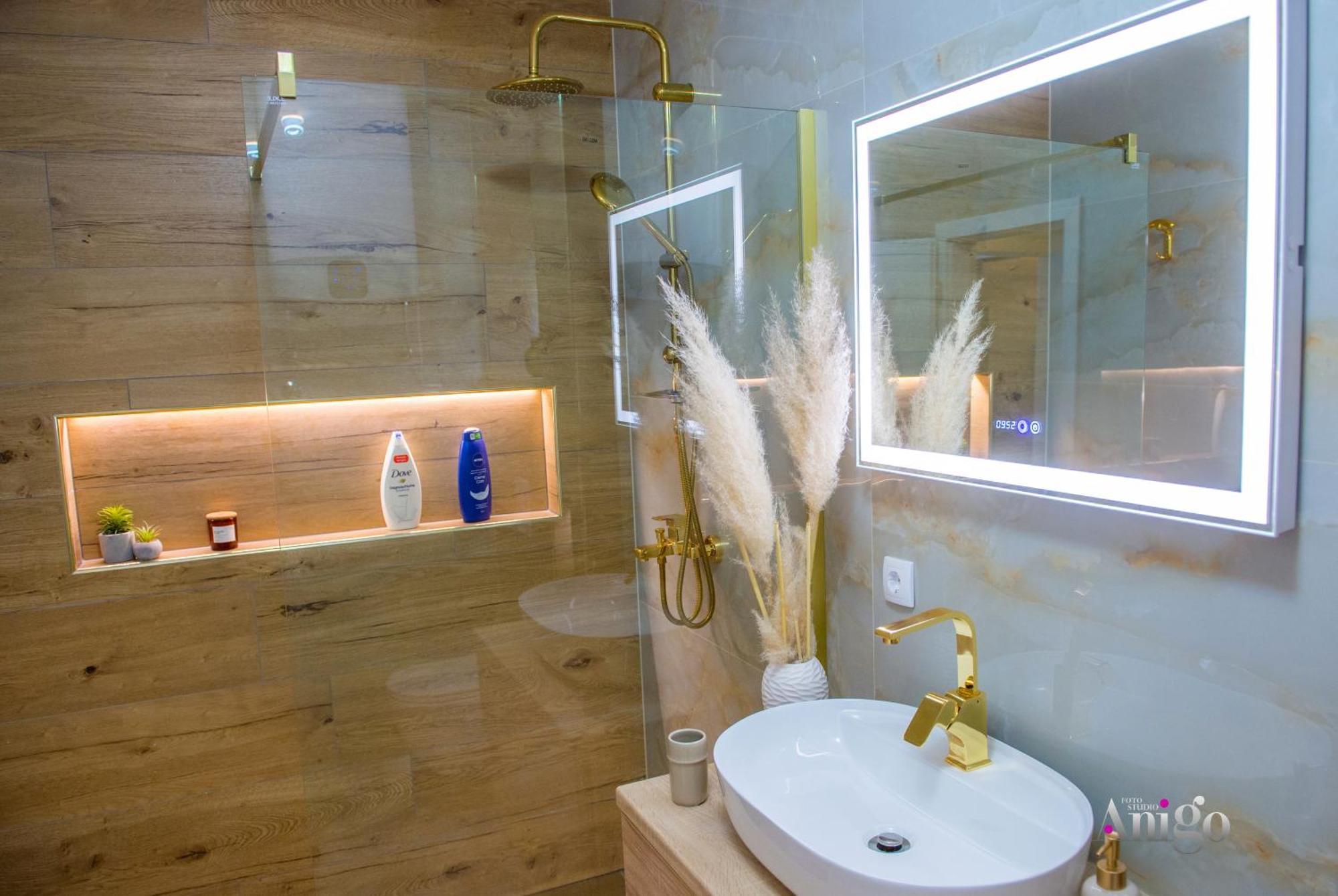 Luxury Apartment Black And Gold โมสตาร์ ภายนอก รูปภาพ