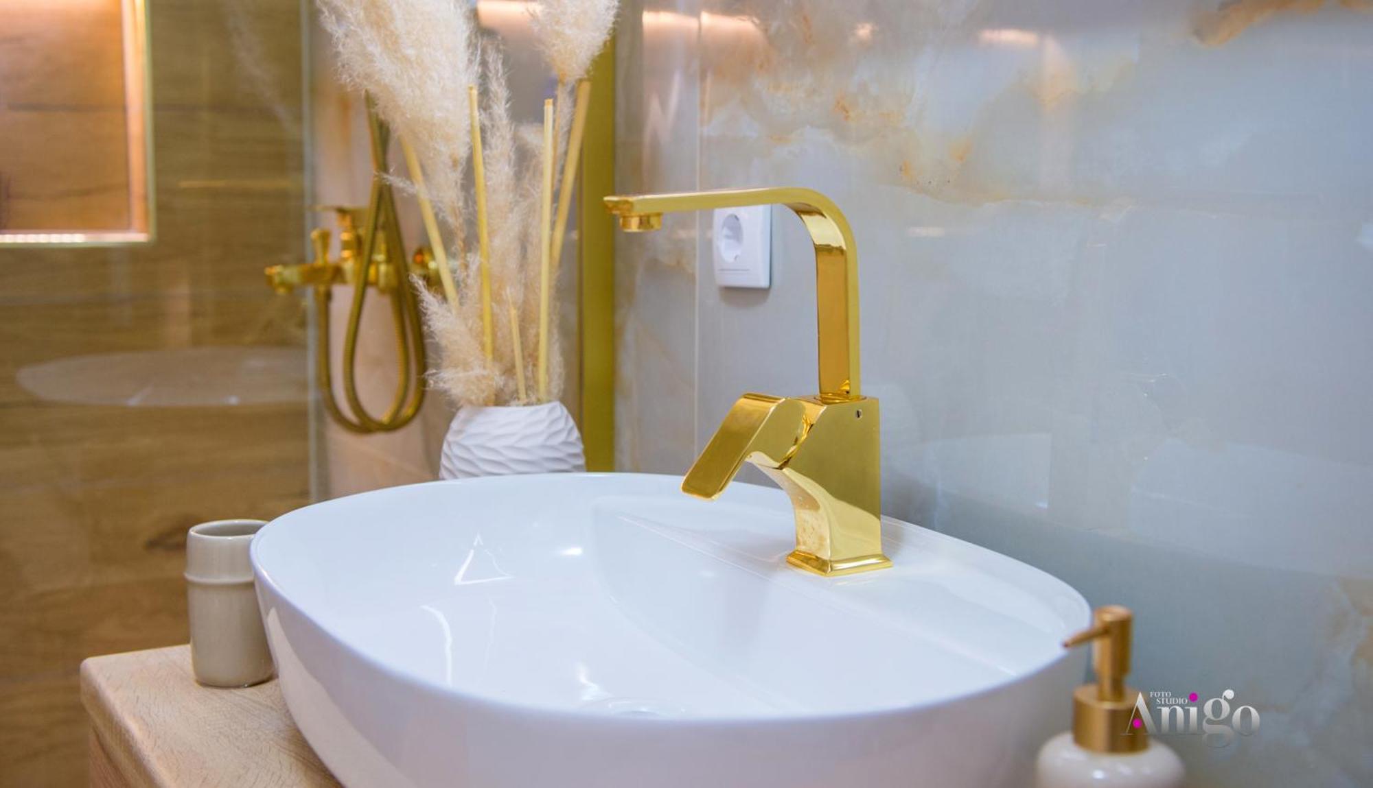 Luxury Apartment Black And Gold โมสตาร์ ภายนอก รูปภาพ