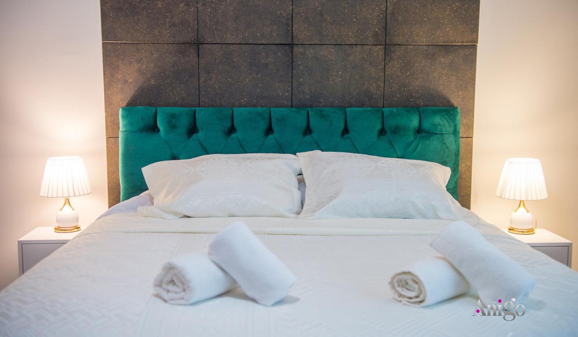 Luxury Apartment Black And Gold โมสตาร์ ภายนอก รูปภาพ